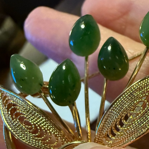 Natural nephrite jade gold tone leaf brooch - Picture 5 of 6